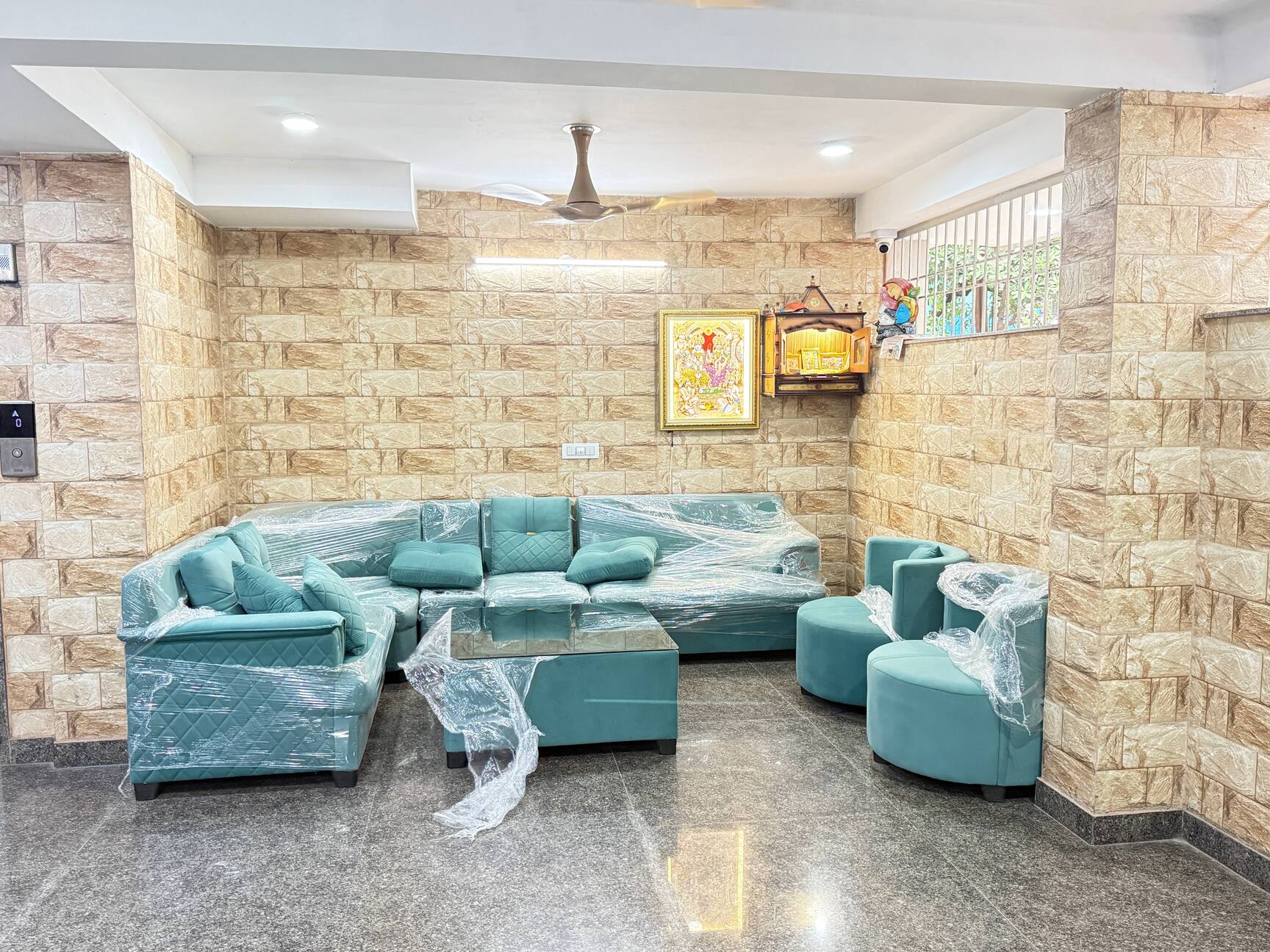 Common lounge area with sofas at Happy Living girls PG